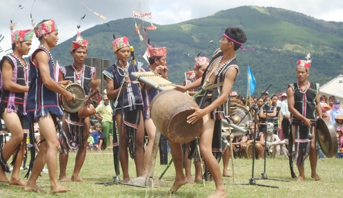 Klänge des Gong-Musikinstrumentes empfangen den neuen Frühling